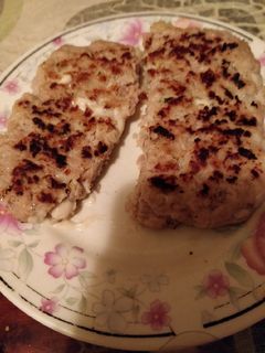 Una foto de Hamburguesa rellena de queso con cebolla