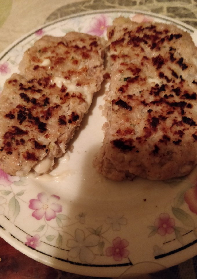 Una foto de Hamburguesa rellena de queso con cebolla