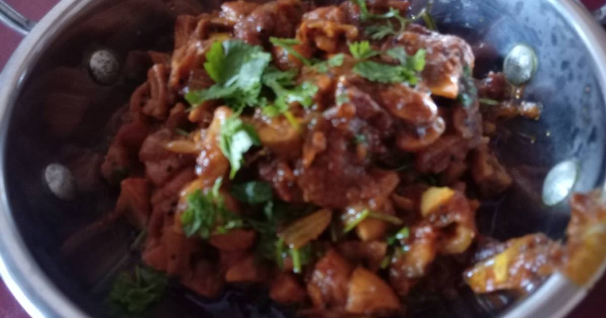 मशरूम भाजी (Mushroom Bhaji Recipe In Marathi) रेसिपी Madhuri Watekar द्वारे Cookpad