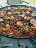 Fideuá de verduras y langostinos con allioli de rábanos