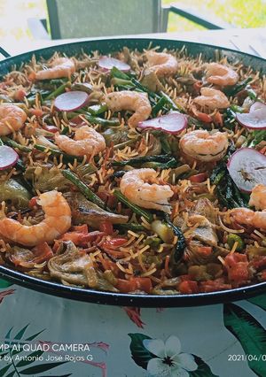 Una foto de Fideuá de verduras y langostinos con allioli de rábanos