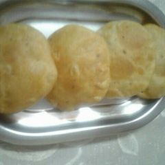 A picture of Daal kachori.