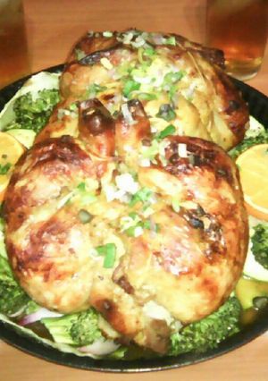 Una foto de Pollo al horno con jugo de naranja y vegetales