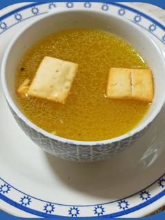 Una foto de 🥄 Caldo casero de pollo y gallina con picatostes 🐔