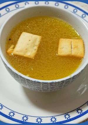 Una foto de 🥄 Caldo casero de pollo y gallina con picatostes 🐔