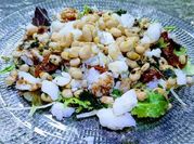 Una foto de ensalada de tomates secos