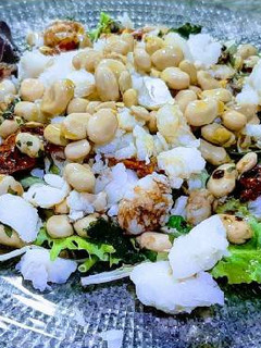 Una foto de Ensalada de bacalao y habitas