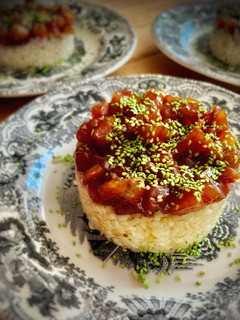 Una foto de Tartar de salmón con arroz carnaroli y salsa teriyaki