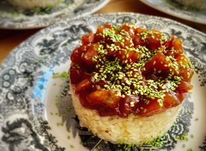 Una foto de Tartar de salmón con arroz carnaroli y salsa teriyaki