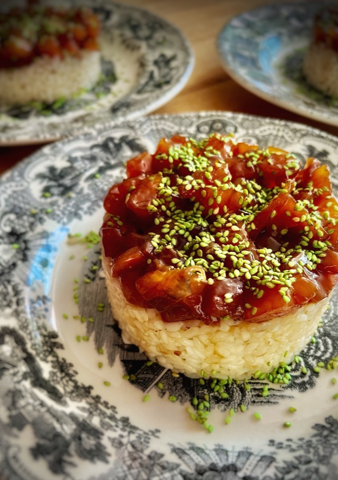 Una foto de Tartar de salmón con arroz carnaroli y salsa teriyaki