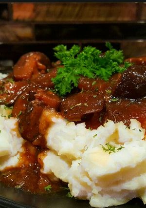 A picture of Mike's Savory Southern Onion Mushroom Gravy.