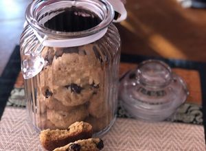 O poză a rețetei Peanut butter-cranberry cookies- Biscuiți cu unt de arahide și merișoare.
