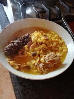 Una foto de Arroz y alubias de huesos