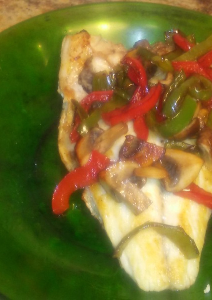 Una foto de Lubina con verduras salteadas