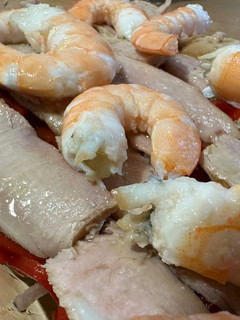 Una foto de Ensalada de pimientos asados con ventresca y langostinos