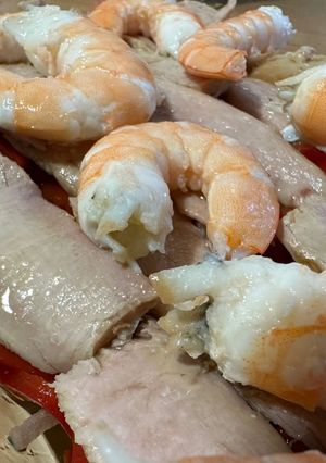 Una foto de Ensalada de pimientos asados con ventresca y langostinos