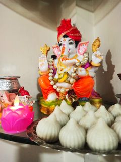 उकडीचे रबडी मोदक (ukdiche rabadi modak recipe in marathi) रेसिपी चे मुख्य फोटो