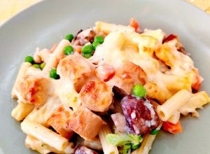 Foto de Massa gratinada com salsichas de soja e legumes