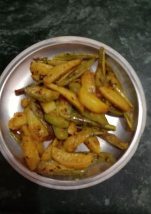 परवल और आलू की भुजिया (Parwal aur aloo ki bhujiya recipe in Hindi) रेसिपी मुख्य फोटो