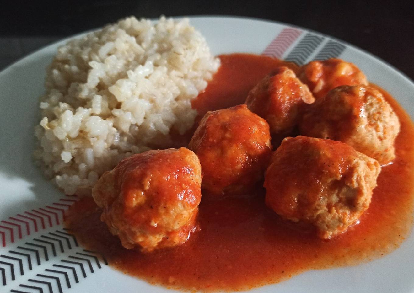 Albóndigas de pollo con manzana y queso Mahón en salsa roja