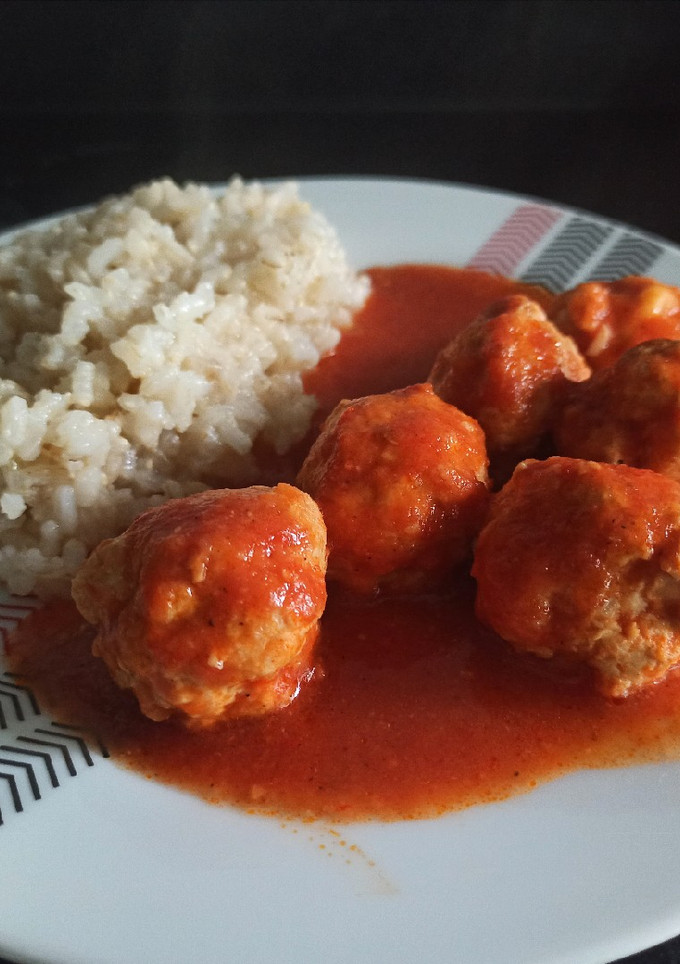 Una foto de Albóndigas de pollo con manzana y queso Mahón en salsa roja