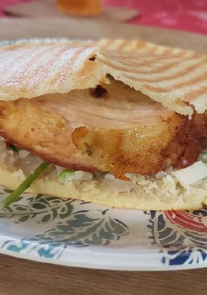 Una foto de Tostada de pernil