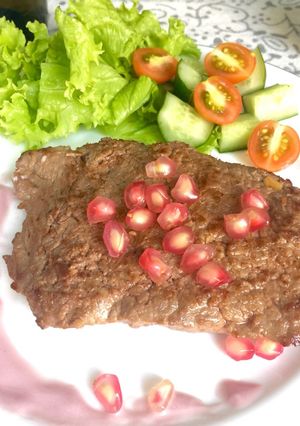 Hình của món Bò bít tết sốt lựu.