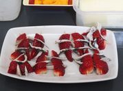 Una foto de fresas con vinagre