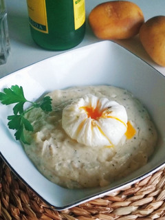 Una foto de Puré de patata trufado y huevo poché
