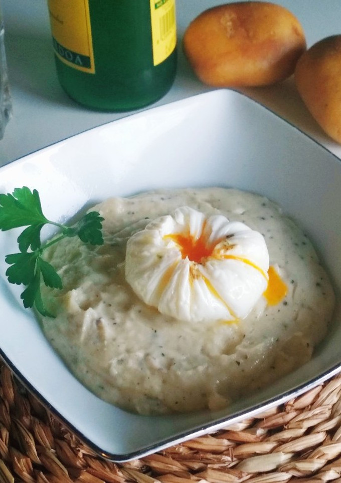 Una foto de Puré de patata trufado y huevo poché