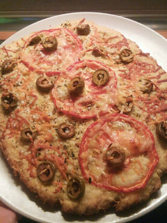 Una foto de Focaccia de ajo (Con tomate, queso y aceitunas)