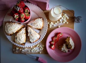 Una foto de “SCONES” con frutos rojos y chips de chocolate blanco!!