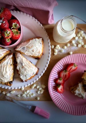 Una foto de “SCONES” con frutos rojos y chips de chocolate blanco!!