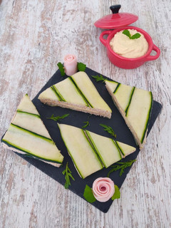 Une photo de Club sandwich au concombre - mousse de jambon