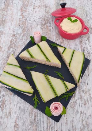 Une photo de Club sandwich au concombre - mousse de jambon