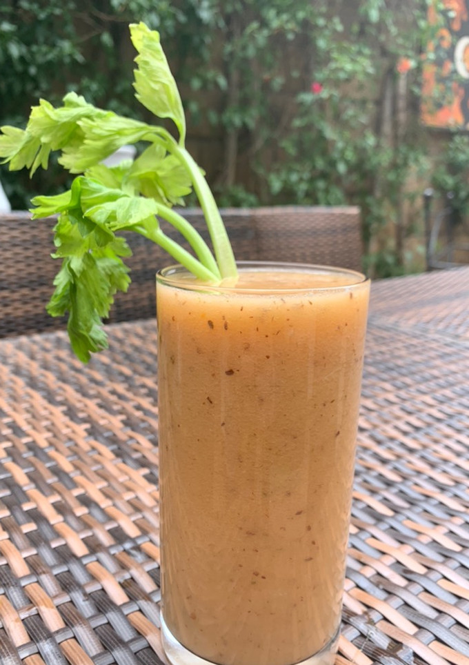 Una foto de Zumo digestivo de piña, papaya y sábila