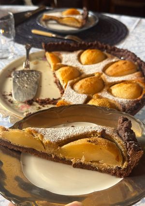 Una foto de Tarta de peras, cacao y almendras