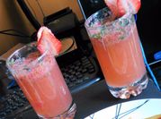 Una foto de cocteles de frutilla