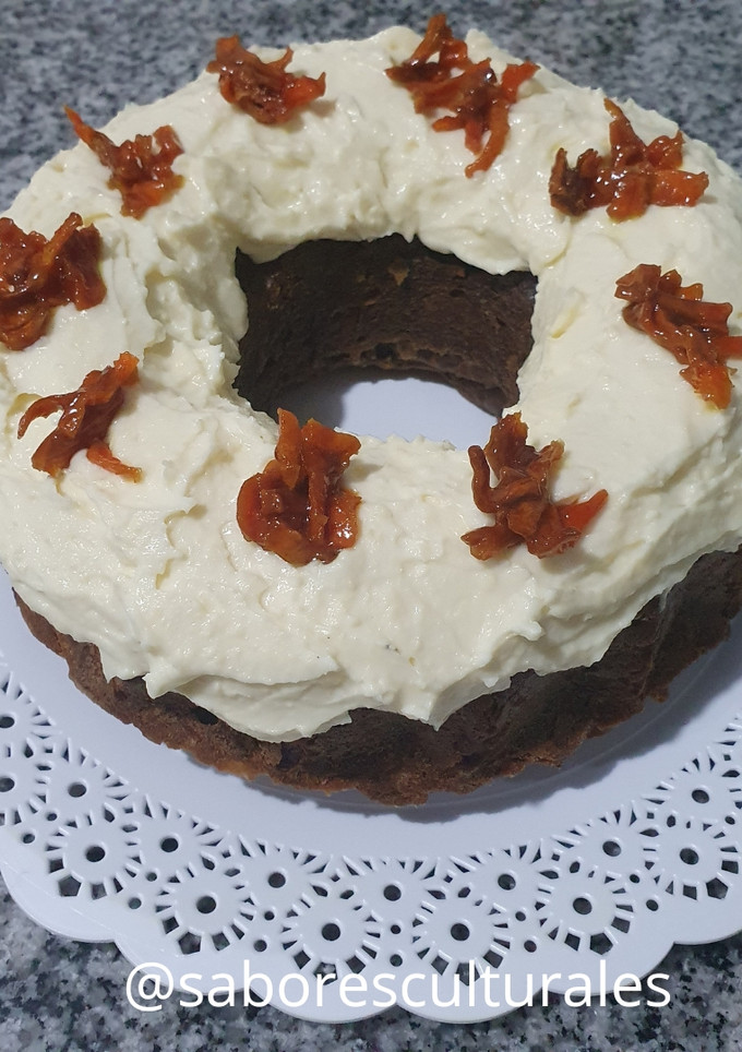 Una foto de 🥕 Torta tipo Carrot Cake con cacao, miel + frosting