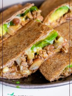 Una foto de Quesadilla integral de chili con carne, aguacate y mozzarella 🥑