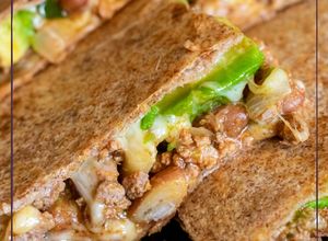 Foto principal de Quesadilla integral de chili con carne, aguacate y mozzarella 🥑