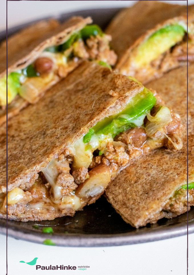 Una foto de Quesadilla integral de chili con carne, aguacate y mozzarella 🥑