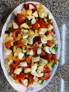 Una foto de Ensalada de alubias blancas y verduras