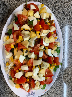 Una foto de Ensalada de alubias blancas y verduras