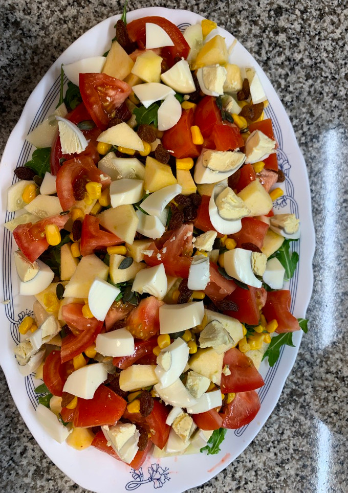 Una foto de Ensalada de alubias blancas y verduras