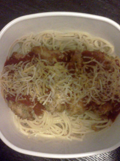 A picture of saucepan chicken with sweet basil.