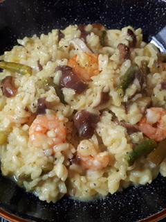 Una foto de Risotto de setas shiitake, espárragos y gambas