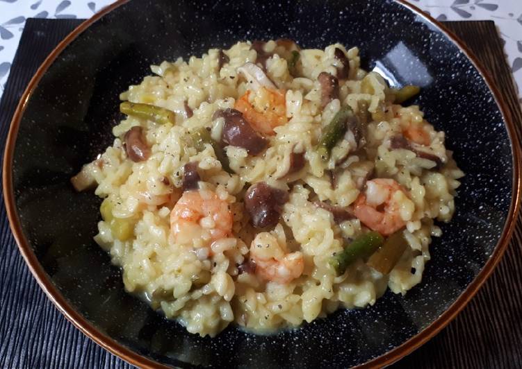Risotto de setas shiitake, espárragos y gambas