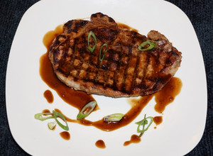 Una foto de Chuletas de cerdo con glaseado de Teriyaki