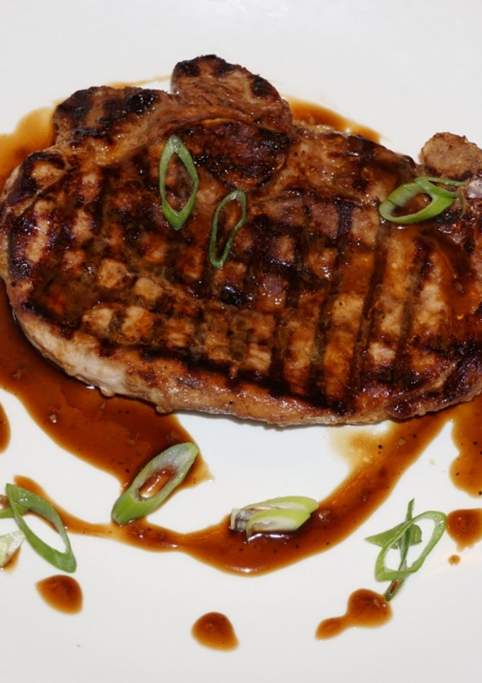 Una foto de Chuletas de cerdo con glaseado de Teriyaki